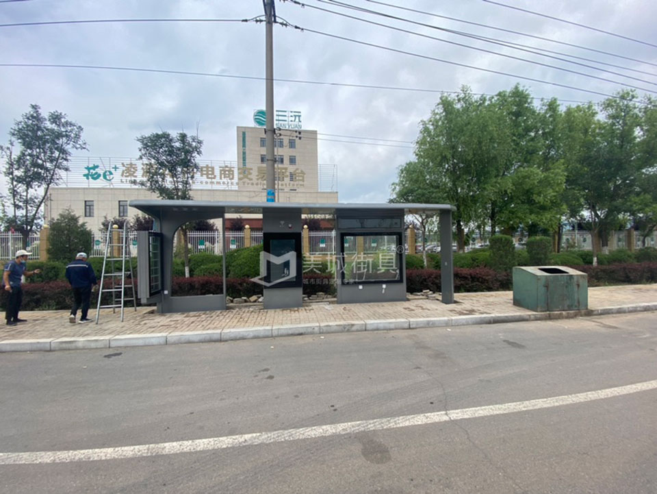 遼寧(ning)候車(che)亭安(an)裝(zhuang)現(xian)場(chang)圖